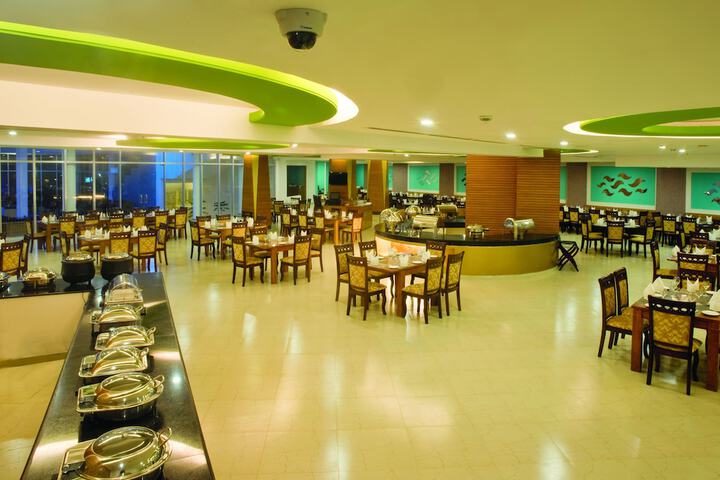 Dining 13 of 16