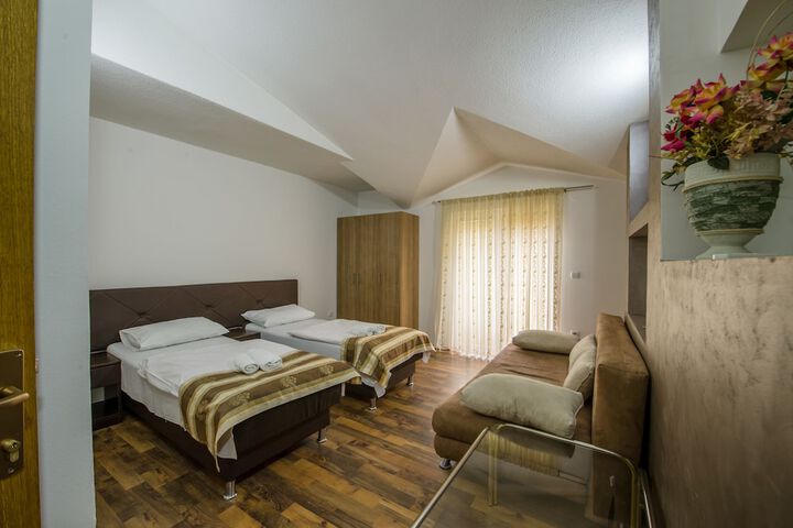 Room 34 of 103