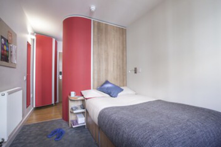Room 6 of 13