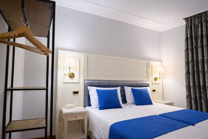 Room 11 of 25