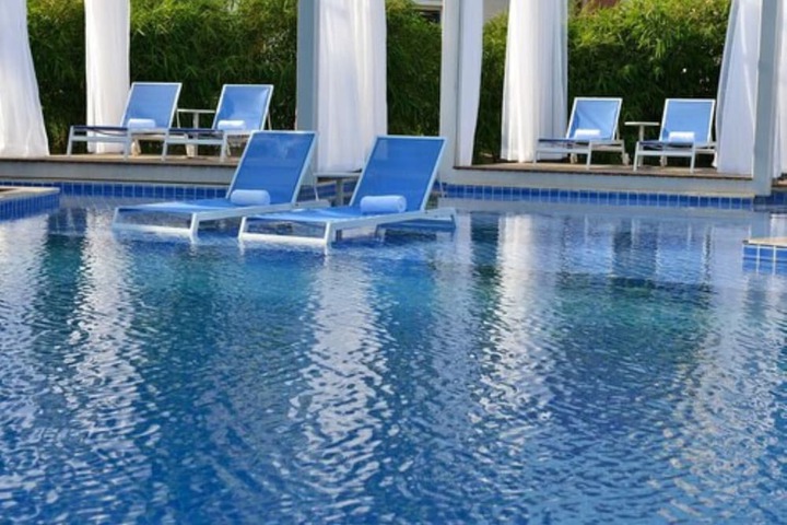 Hotel Pool