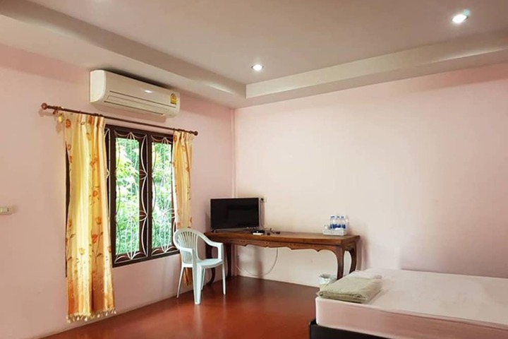 Room 7 of 9