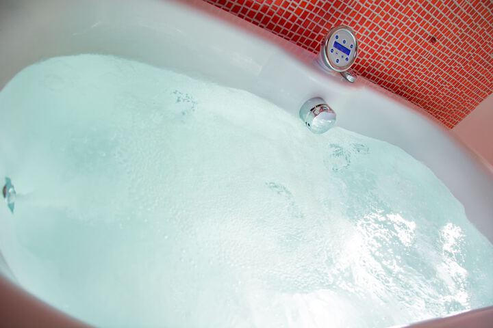 Deep soaking bathtub