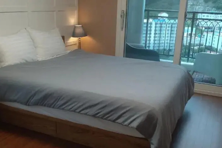 Room 5 of 10
