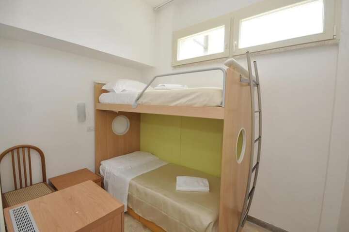 Room 9 of 18