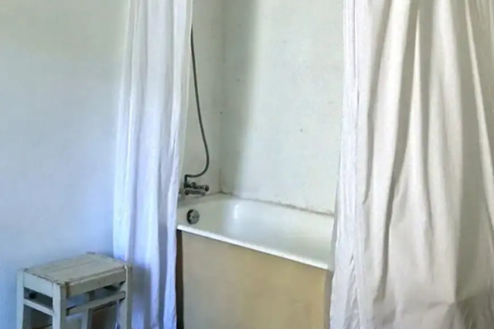 Room 9 of 18