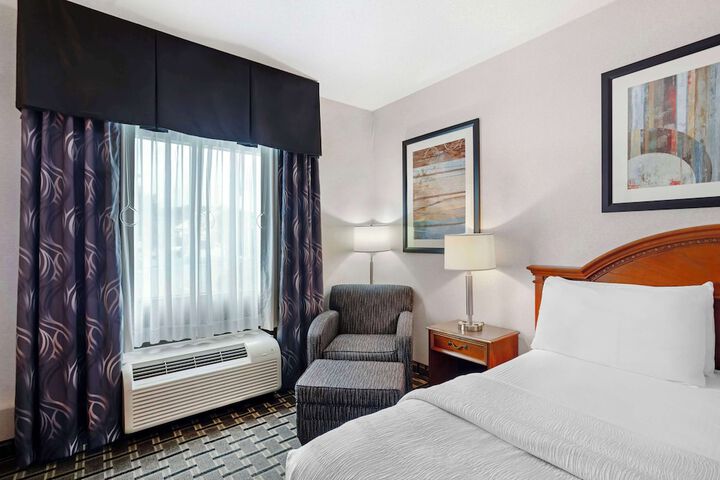 1 King Accessible Comm Assist Roll in Shower Microwave, Refrigerator WiFi Full Breakfast (3 of 16)