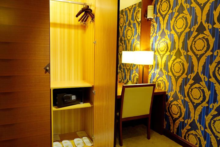 Room 17 of 38