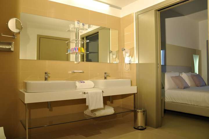 Room 73 of 146