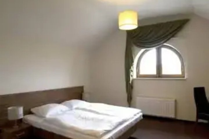 Room 4 of 9