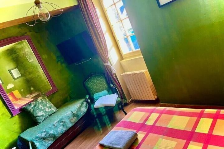 Room 6 of 10