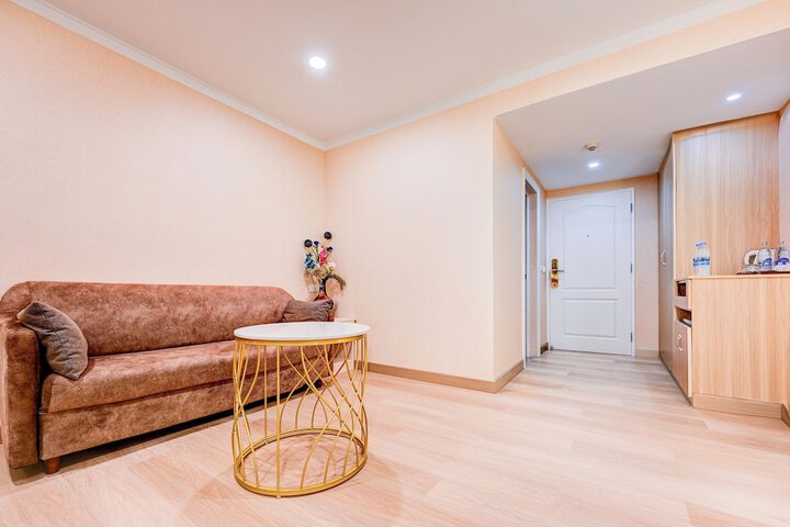 Room 28 of 38