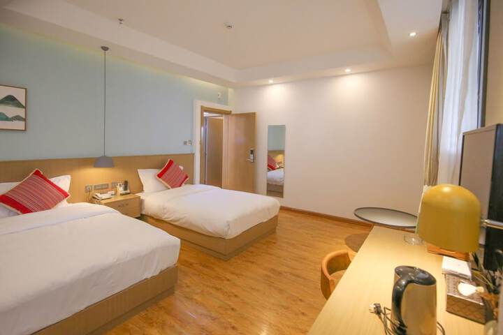 Room 6 of 15