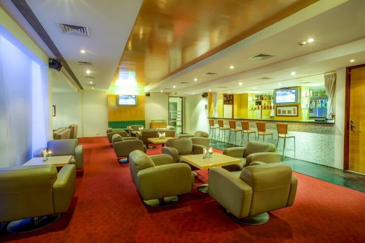 Lounge 16 of 25