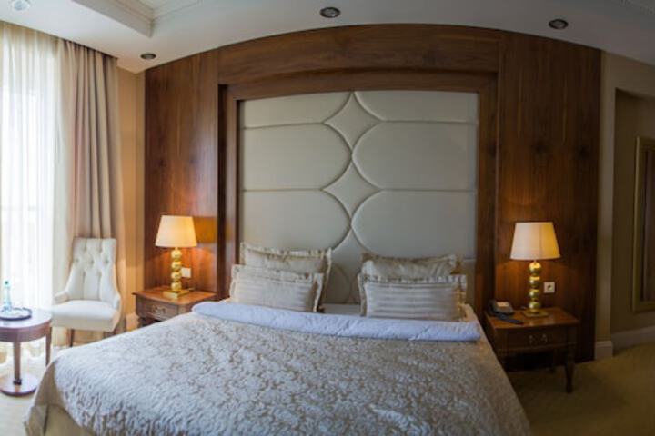 Room 10 of 37