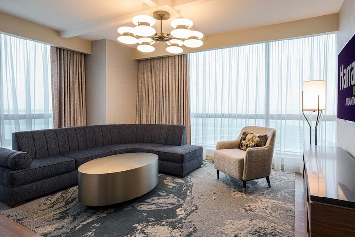 Coastal Tower Luxury King Bed Accessible (32 of 37)