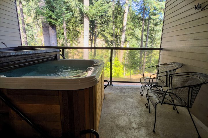 Private spa tub