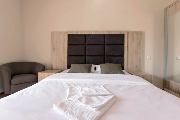 Room 2 of 28