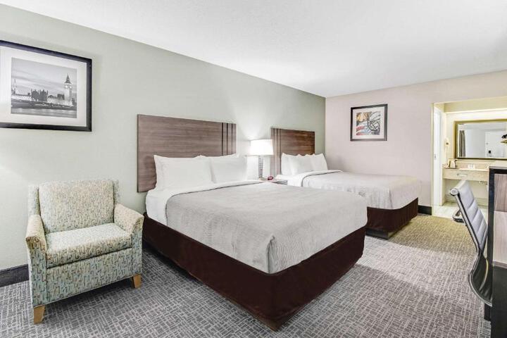 2 Queen Beds (3 of 6)