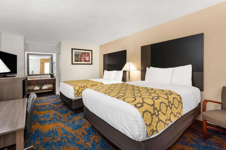 2 Queen Beds (1 of 5)