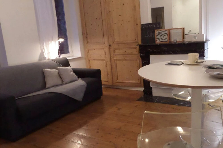 Room 4 of 8