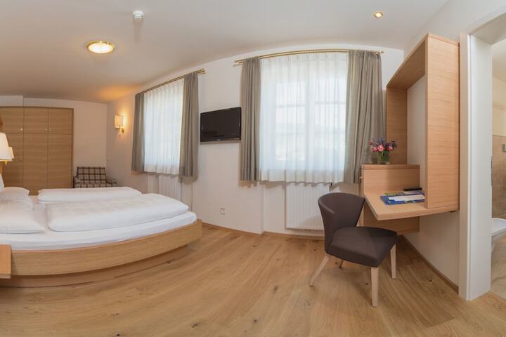 Room 4 of 43
