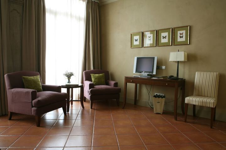 Lounge 42 of 73