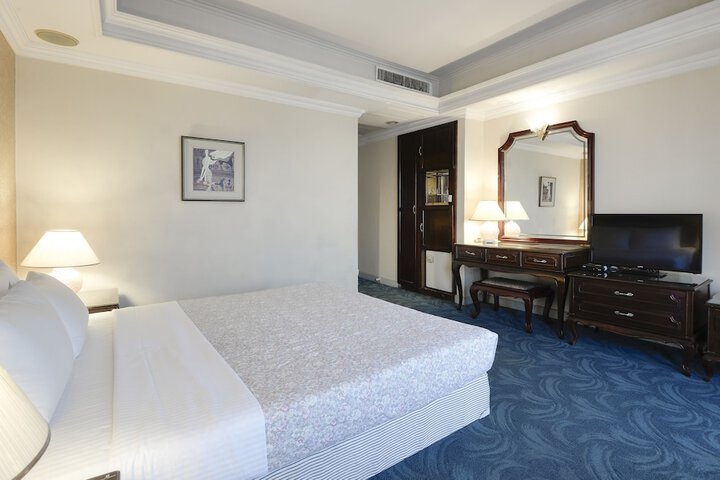 Room 5 of 38