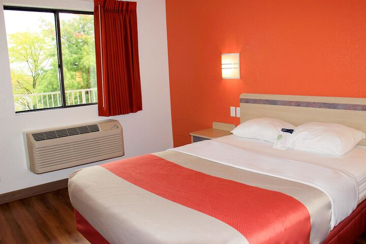1 King Bed (2 of 5)