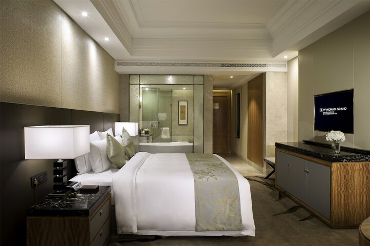 Room 8 of 116
