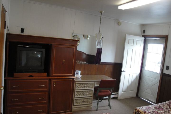 Room 4 of 8