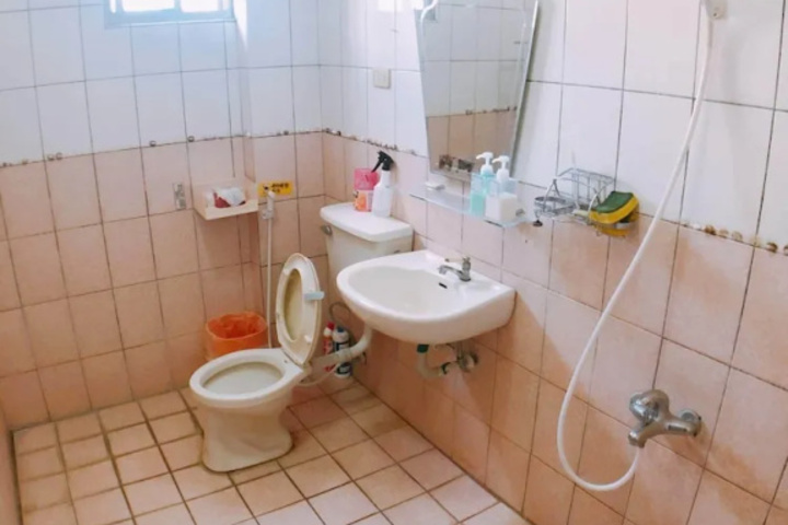 Room 8 of 10