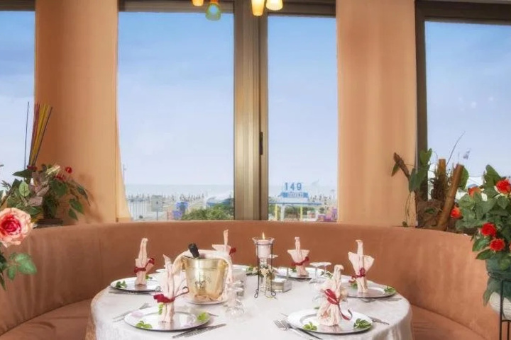 Dining 11 of 12