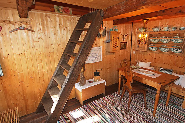 Room 4 of 12
