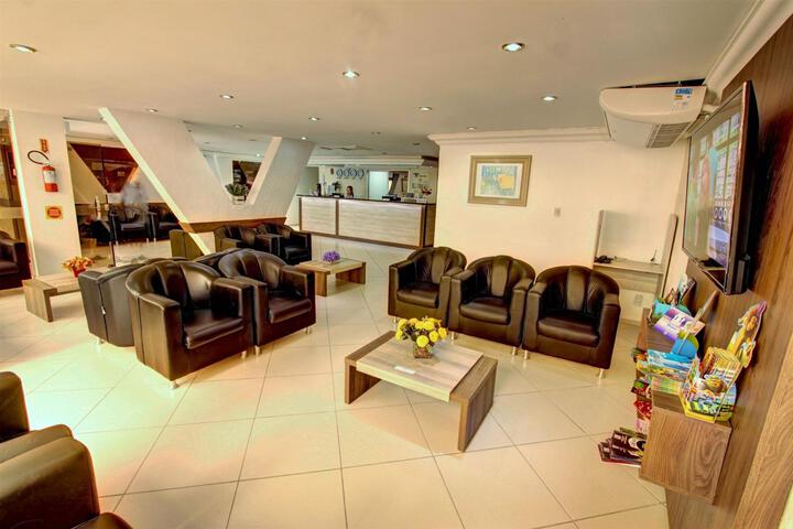 Lounge 10 of 21