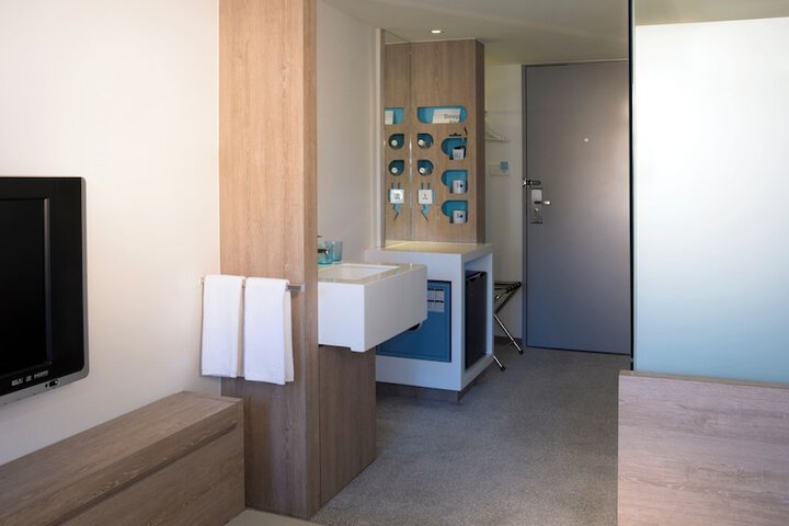 Room 13 of 40