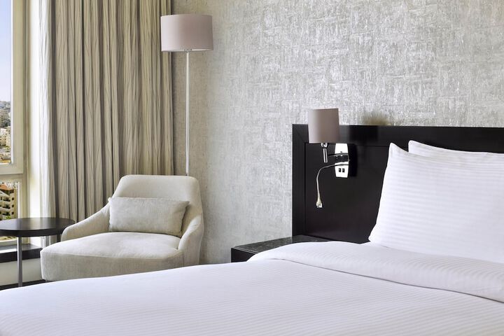 Room 28 of 195