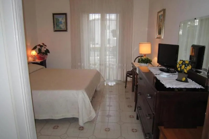 Room 5 of 11