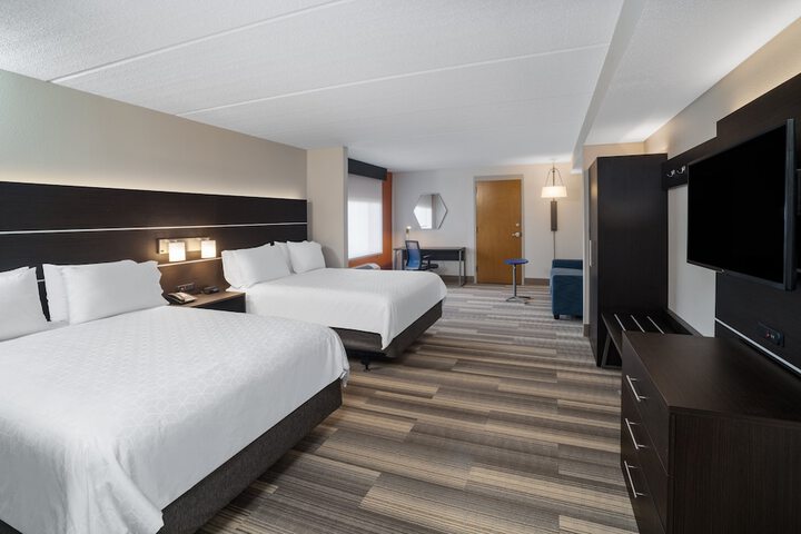 2 Queen Beds (14 of 15)