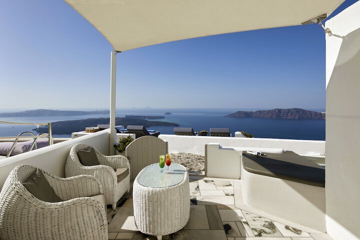 Lounge 40 of 78