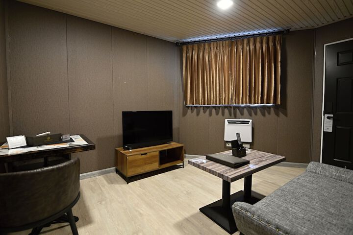 Room 34 of 82