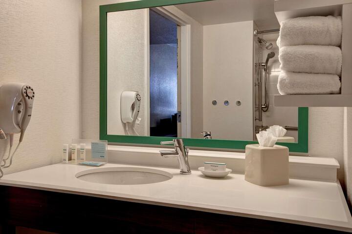 1 King Suite Mob Accessible with Tub Micro Refrigerator (2 of 13)