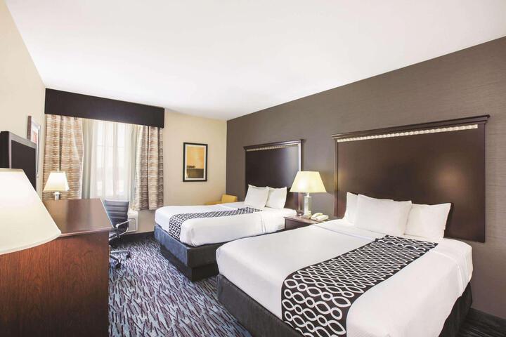 2 Queen Beds (2 of 12)