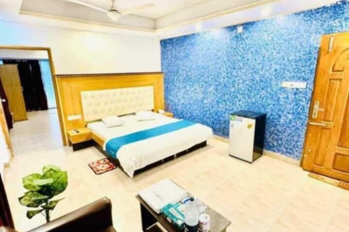 Room 5 of 11
