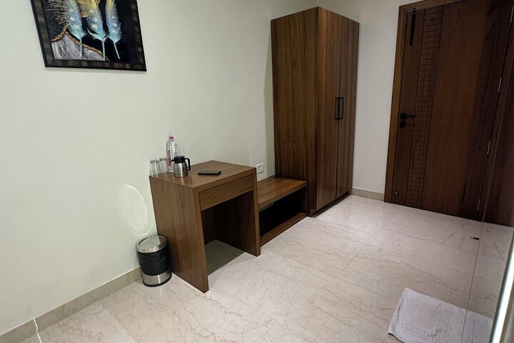 Room 7 of 10
