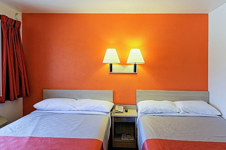 Deluxe Room 2 Double Beds Refrigerator, Microwave (7 of 8)