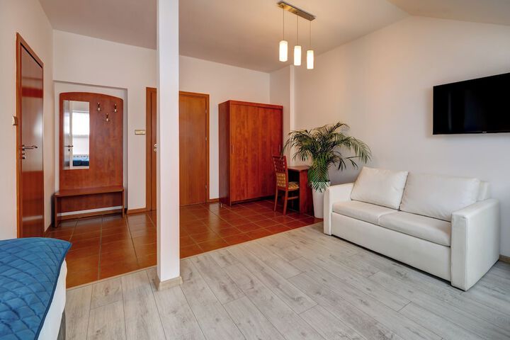 Room 9 of 30