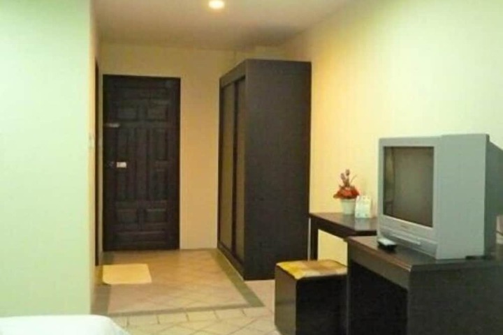 Room 10 of 28