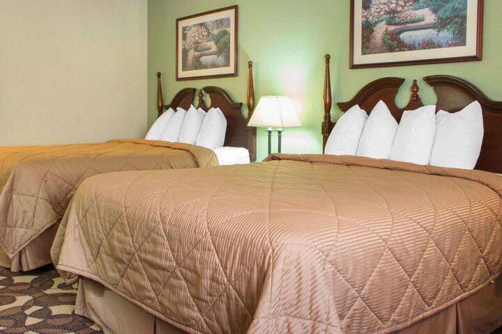 2 Queen Beds (2 of 10)