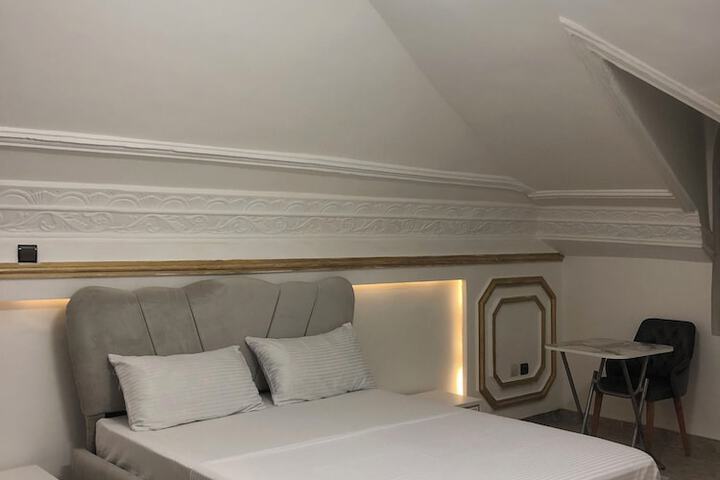 Room 8 of 12